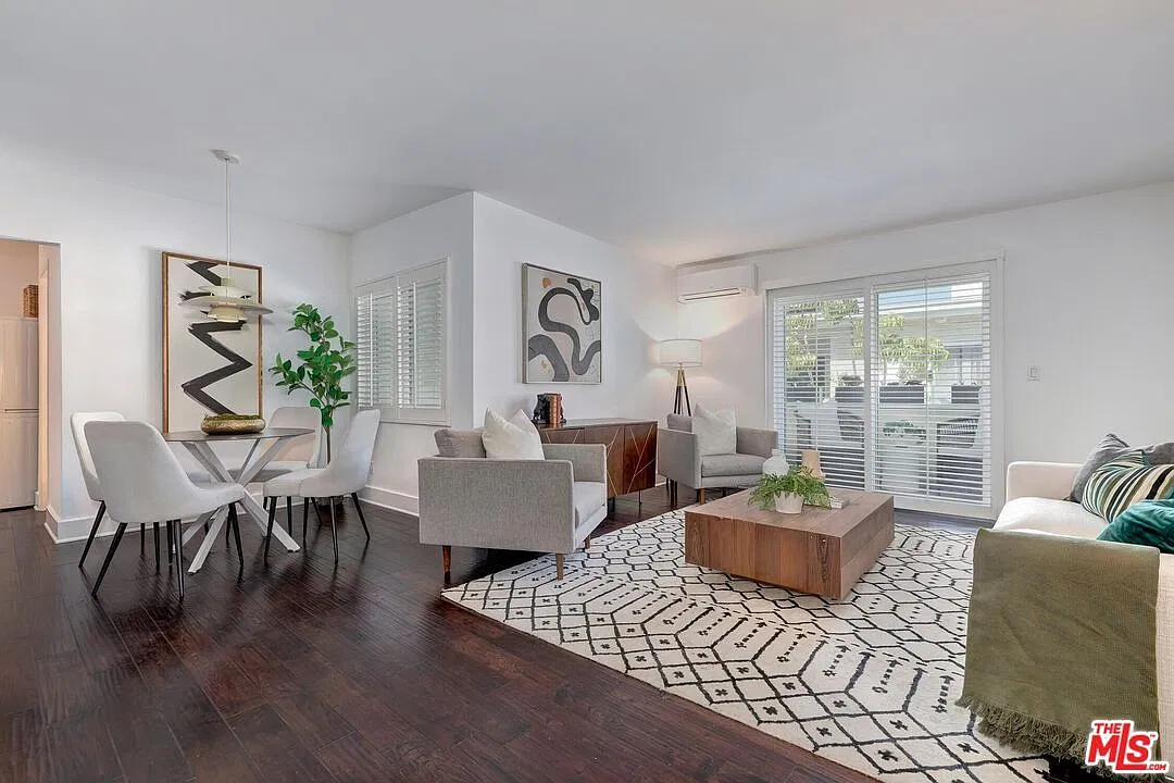 2 bed, 979 sqft, $3,950 — Photo 1