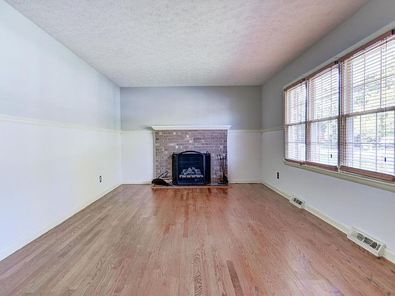 4th image of 155 Windsor Ln