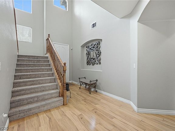 4th image of 41 Peak Villa Ave