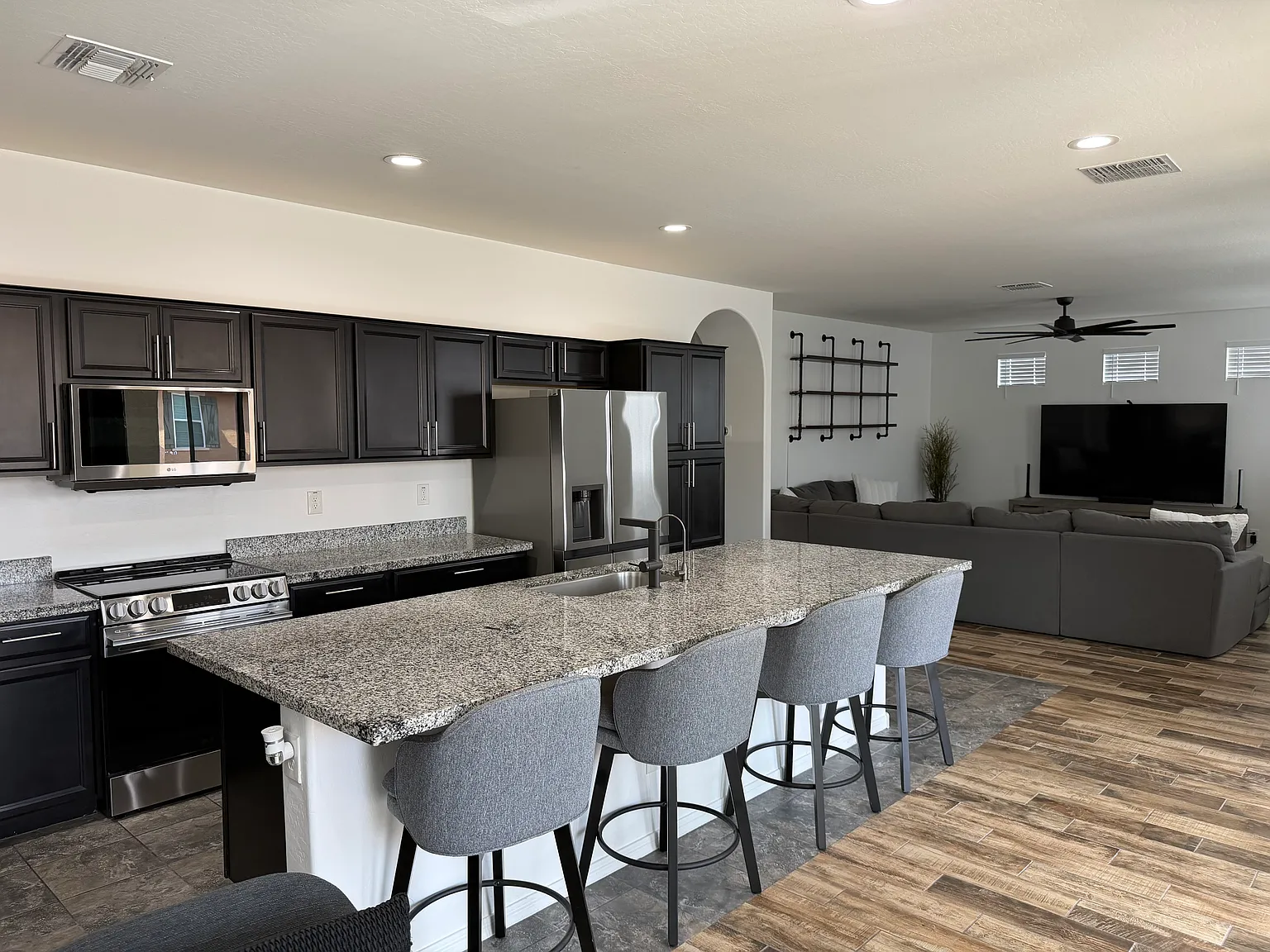 3 bed, 2032 sqft, $2,400 — Photo 4