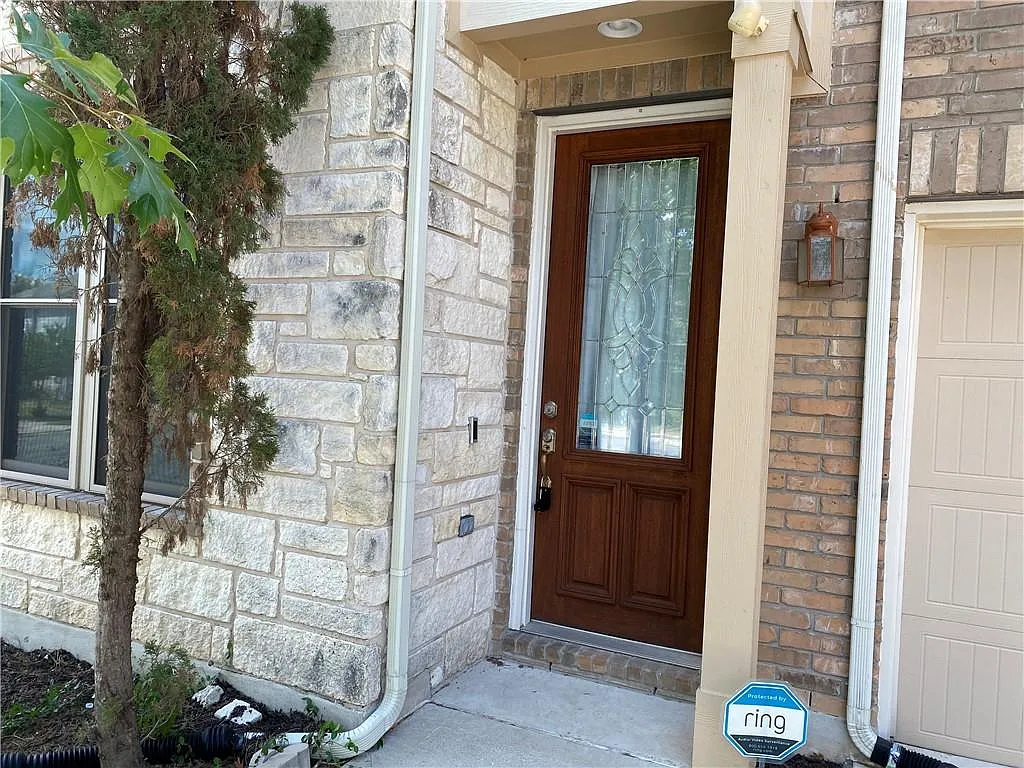 3 bed, 2.5 bath, 2489 sqft, $2,500 — Photo 3