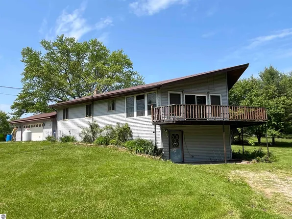 6615 Manley Dr, Riverdale, MI 48877