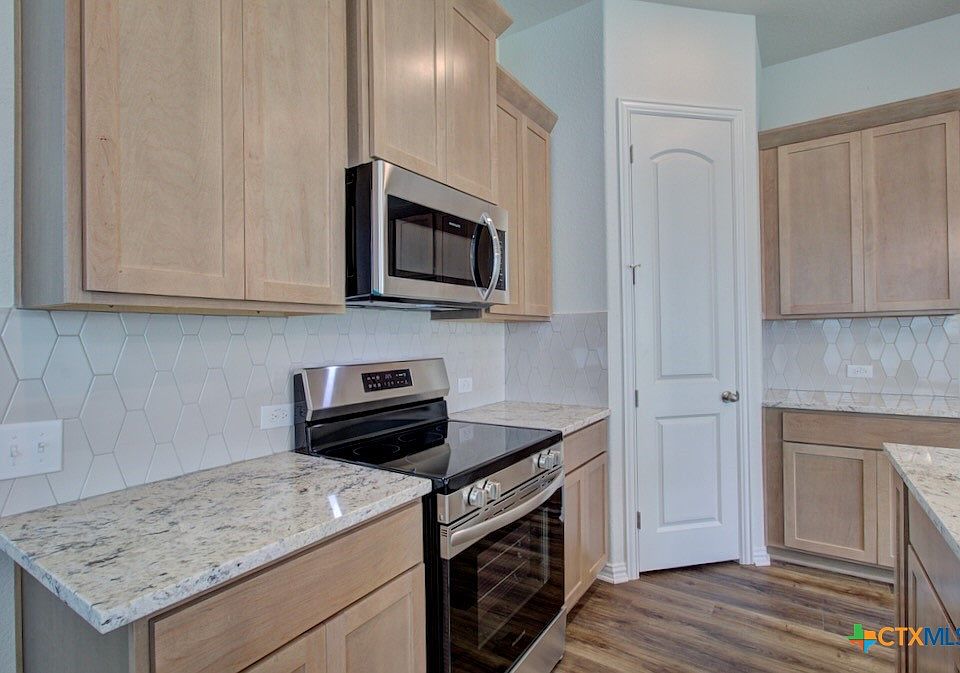 1st image of 878 Farmhouse Trl