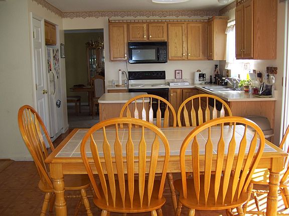 Large Eat-in Kitchen