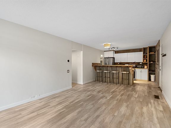 3rd image of 353 Boyce Cres Unit 14
