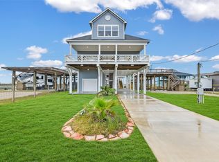 555 Pompano Dr, Freeport, TX 77541