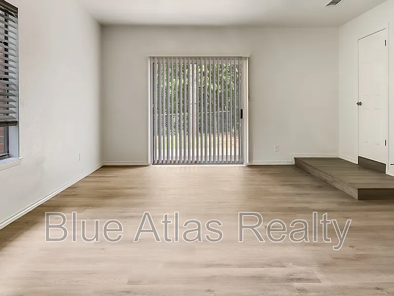 1329 E Windsor Dr — Photo 11