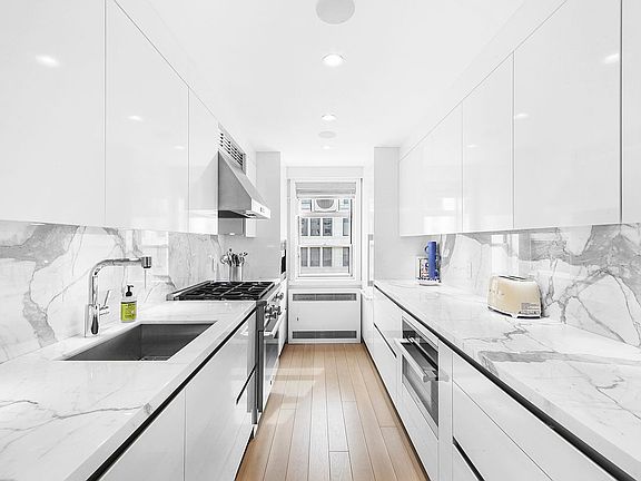 5th image of 70 E 10th St APT 19W