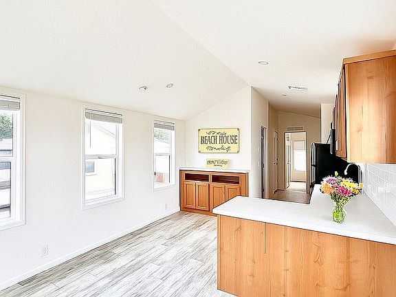 Bright living/dining