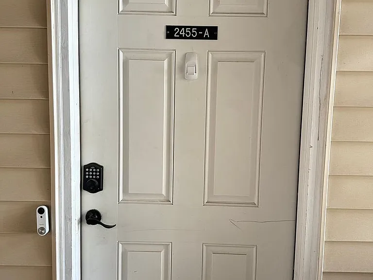 2455 Arlington Cres #1A — Photo 13