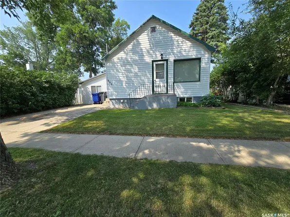 223 9TH STREET, Weyburn, SK S4H 1E9