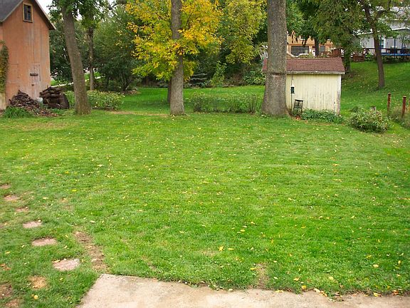 Large Back Yard w/garden shed