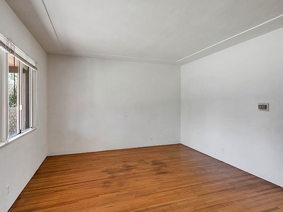 4th image of 2231 N Buena Vista St