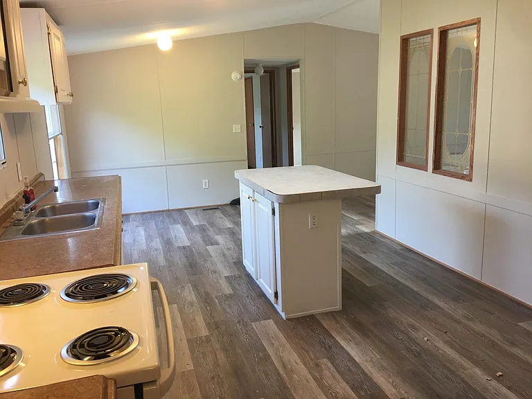 476 Sharpe St — Photo 10