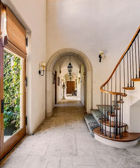 1550 Amalfi Dr — Photo 36