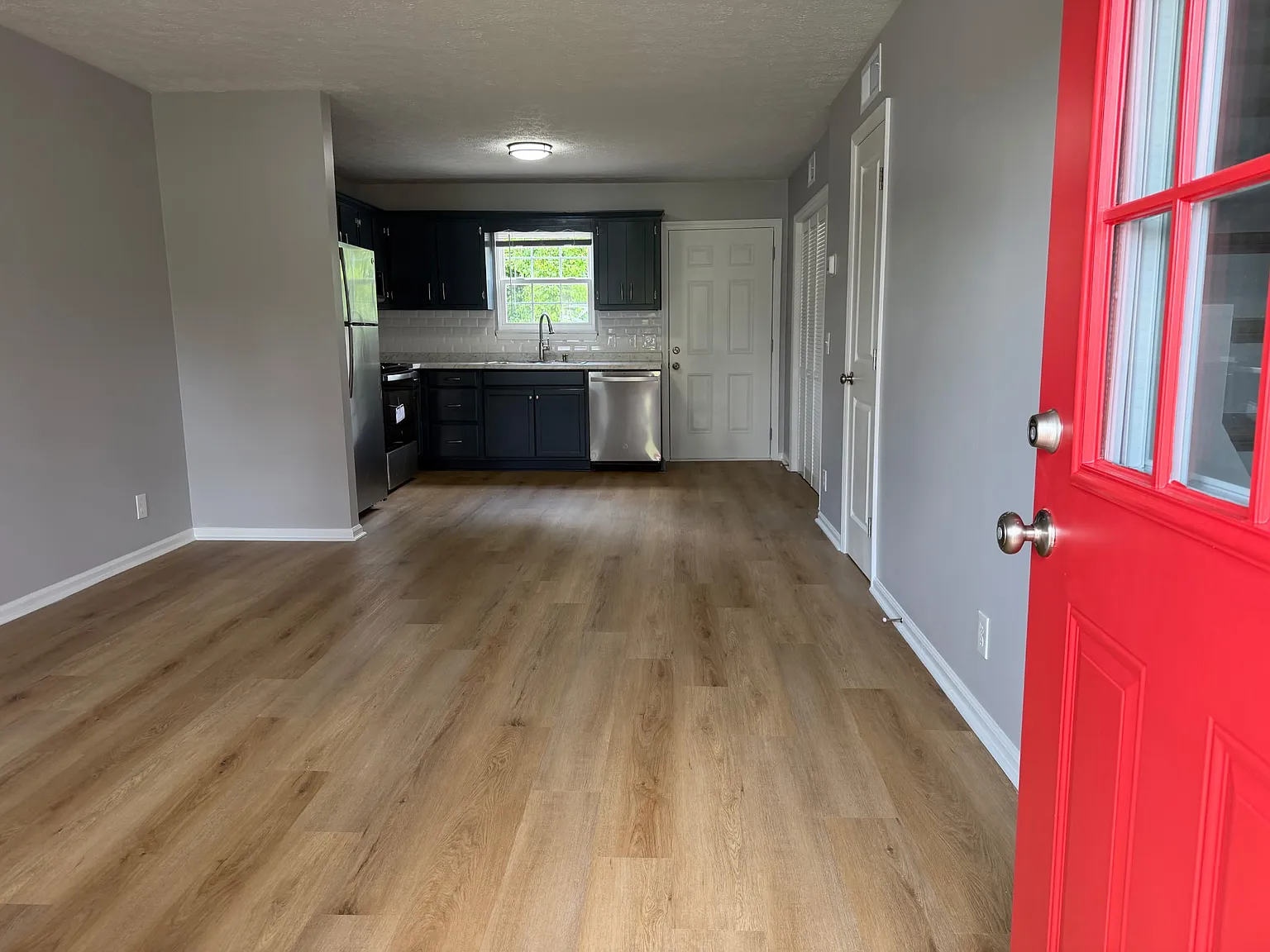320 Riverside Dr — Photo 2