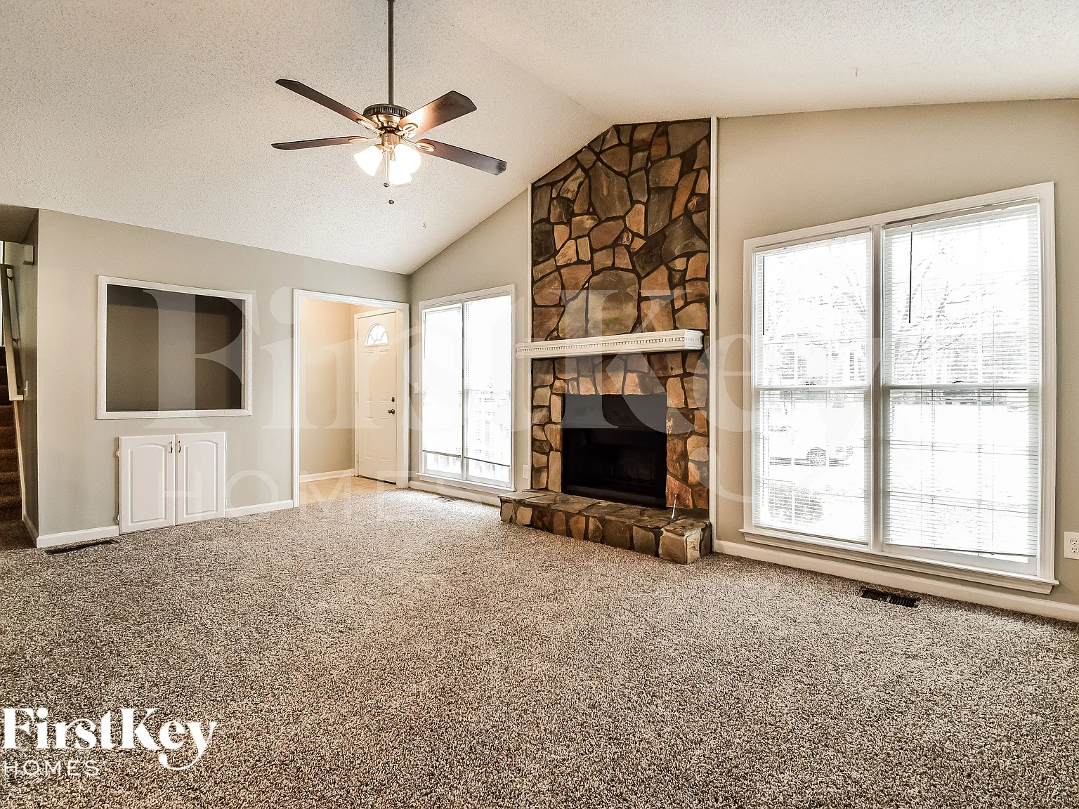 3 bed, 2.0 bath, 1923 sqft, $2,600 — Photo 3