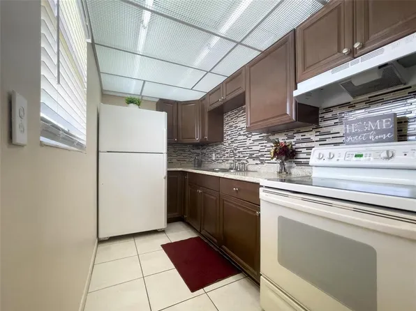 200 Bonnie Blvd APT 117, Palm Springs, FL 33461