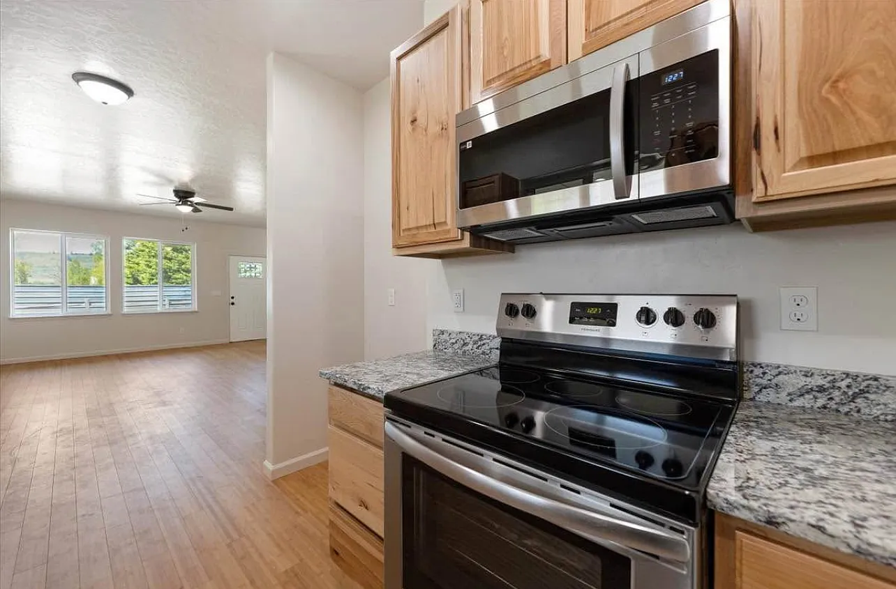 3 bed, 985 sqft, $1,650 — Photo 2