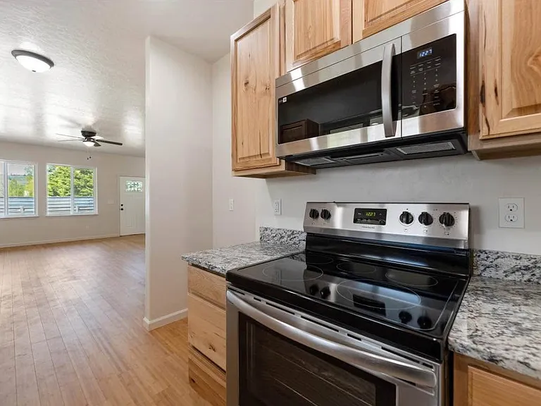 202 N Main St — Photo 2