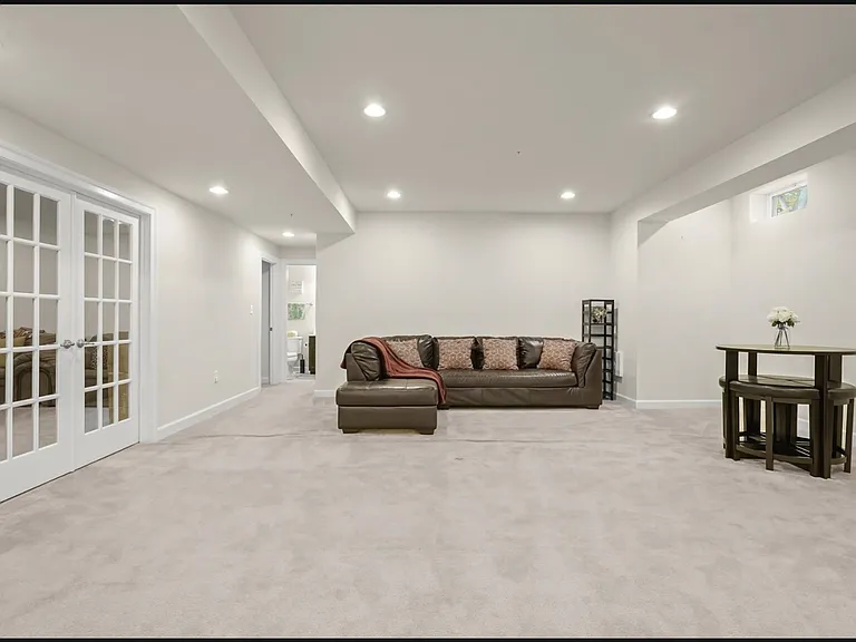 208 Bottsford Ave — Photo 32