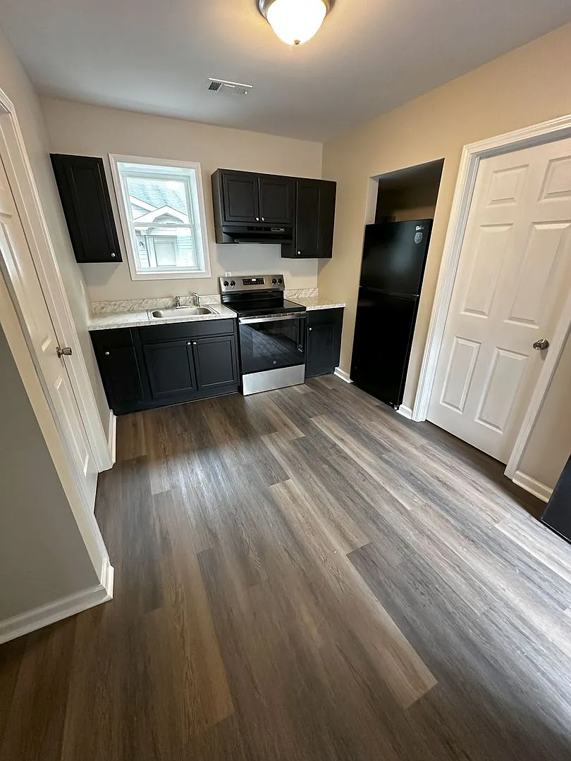 For Rent: Beautifully Renovated 2 Bed / 1 Bath Home Modern Upgrades Throughout! — Photo 4