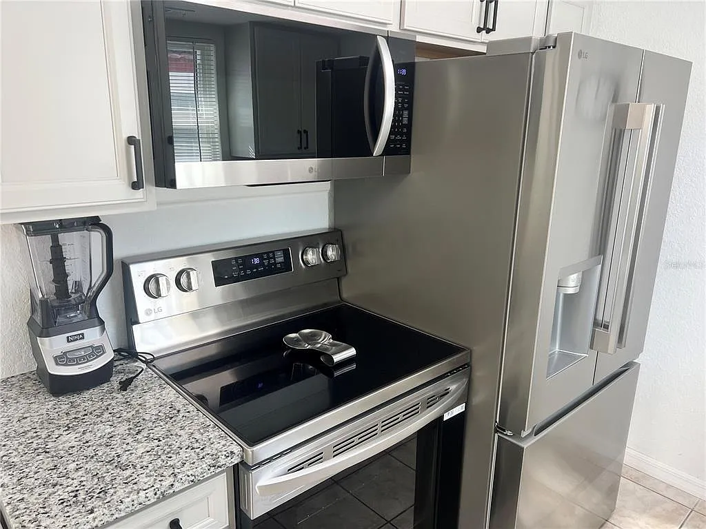 1 bed, 1.0 bath, 728 sqft, $7,470 — Photo 3