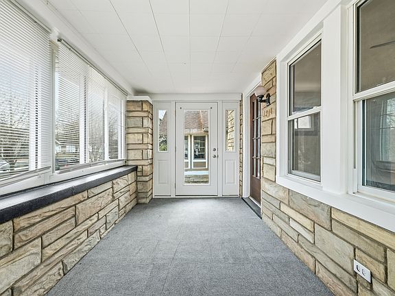 4th image of 1214 N Gladstone Ave