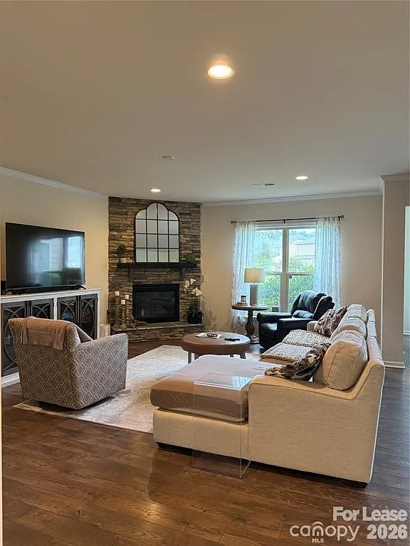 5 bed, 4.0 bath, 3104 sqft, $3,200 — Photo 2