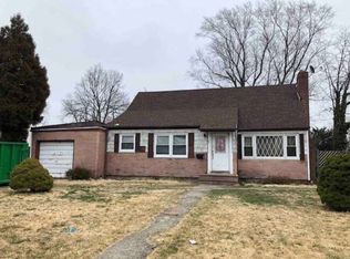 13 Adrian Ct, Amityville, NY 11701