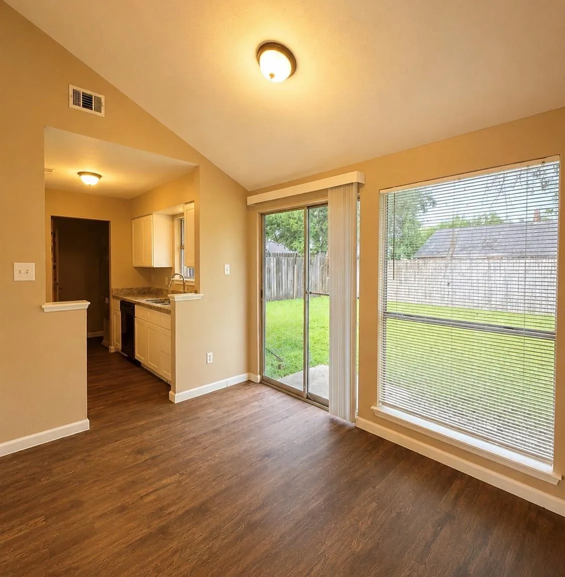 3 bed, 1.5 bath, 1076 sqft, $1,695 — Photo 4