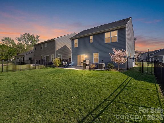 3rd image of 1332 Lena St