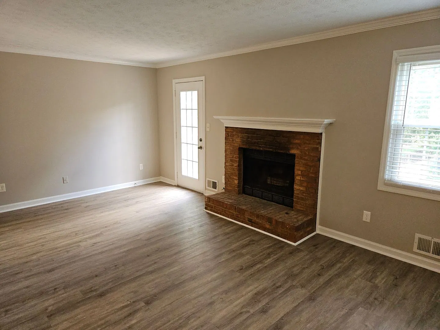 Renovated Brick Townhome in Smyrna — Photo 4