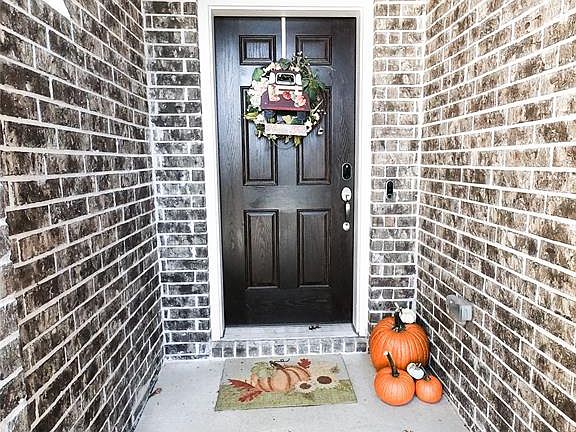 2nd image of 2907 Redbud Ln