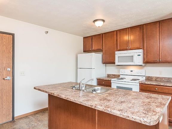 3rd image of 415 Honeysuckle Dr