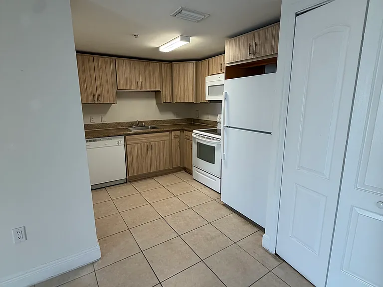 6357 SW 8th St #606 — Photo 17