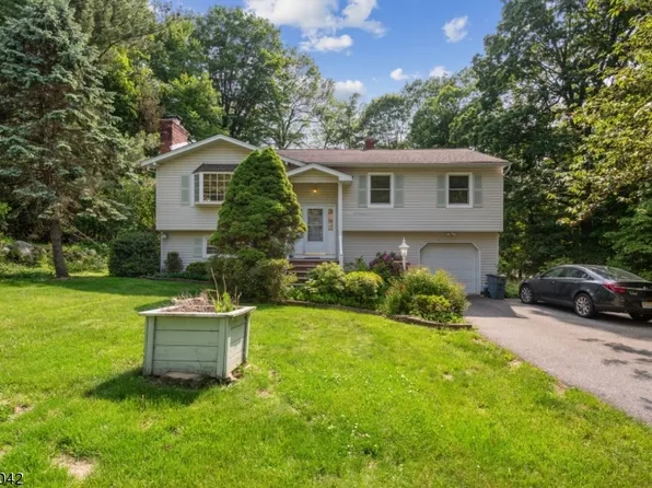 7 Teak Ct, Ringwood Boro, NJ 07456