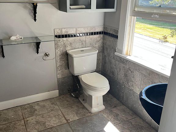 2nd image of 1129 Boulevard St APT 4