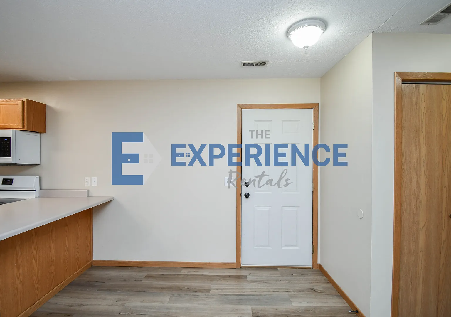 Comfortable 3-Bedroom Condo in Brandon Available Now! — Photo 3