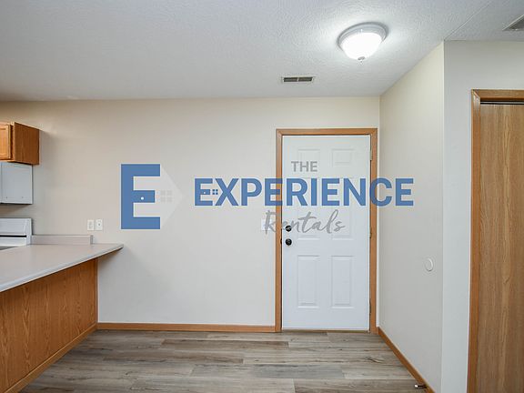 3rd image of 1422 E Redwood Blvd