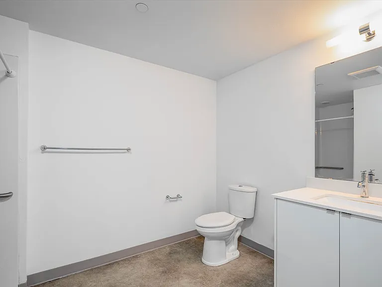 5637 University Way NE — Photo 28