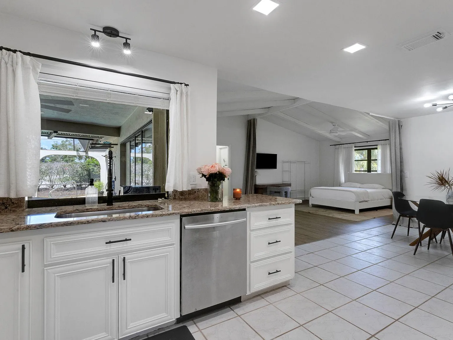 4 bed, 2.0 bath, 2200 sqft, $1,200 — Photo 3