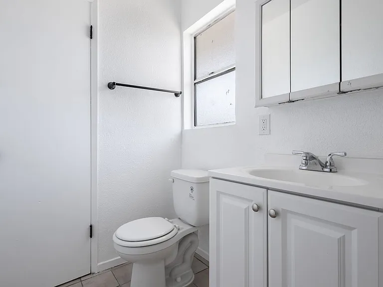 924 N Kingsley Dr — Photo 10