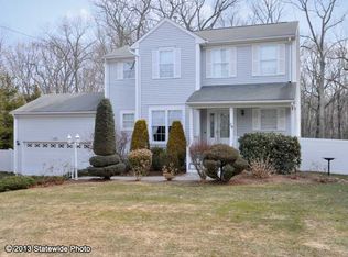 39 Orchard Valley Dr, Cranston, RI 02921