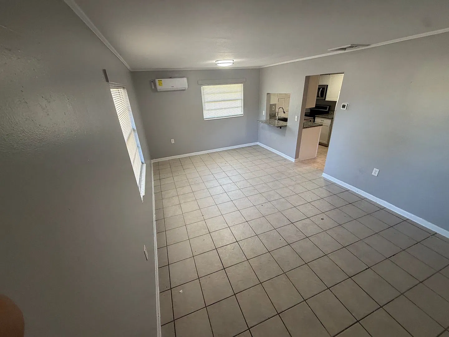907 Center Ave — Photo 2