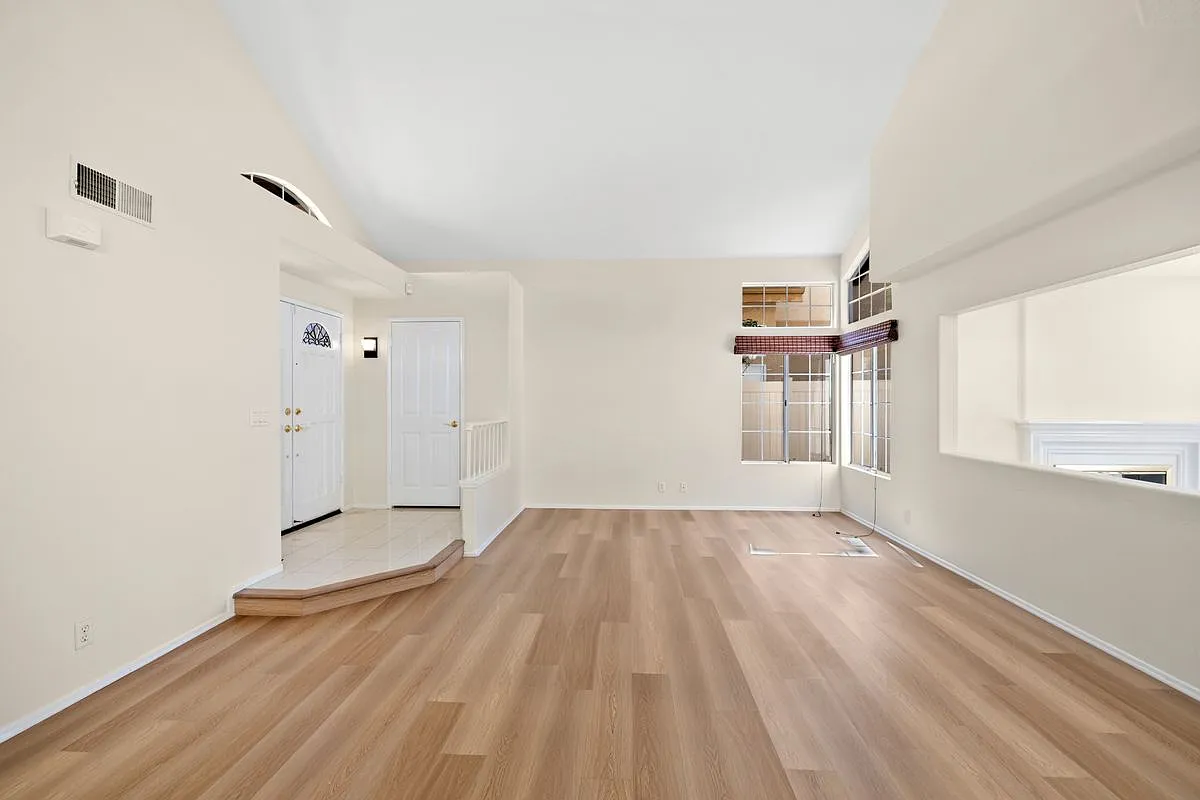 3 bed, 2.5 bath, 1726 sqft, $4,100 — Photo 2
