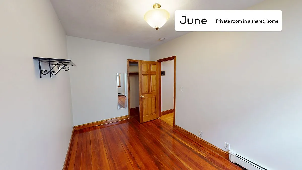 Full bedroom in 5 bed/1 bath home in Somerville #1343 B — Photo 3