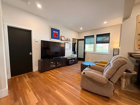 5th image of 289 Walnut St #1