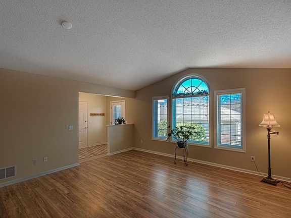 4th image of 949 Carriage Ln