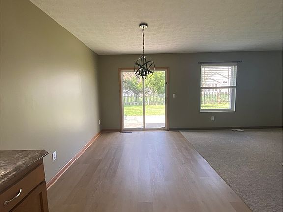 5th image of 408 Deerwood Dr